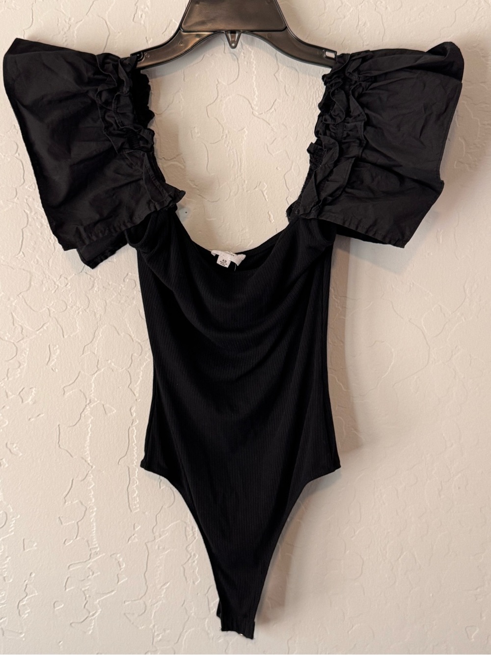 Le Lis Women’s Black Ruffle-Sleeve One-Piece Bodysuit